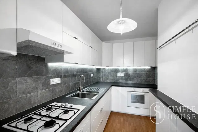 Кухня; кухненски уреди, дървен под, естествена светлина, модерен стил