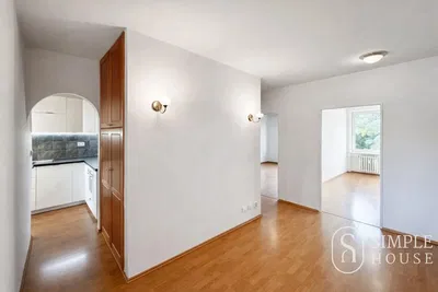 Oturma odası; ahşap zemin, doğal ışık, modern stil