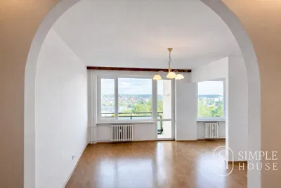 Mutfak; mutfak aletleri, ahşap zemin, doğal ışık, modern stil