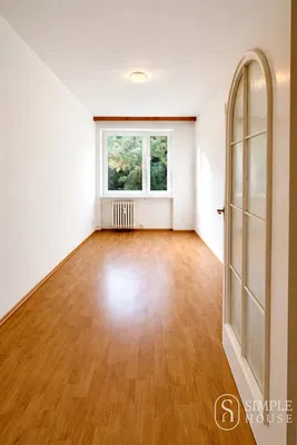 Mutfak; mutfak aletleri, ahşap zemin, doğal ışık, modern stil