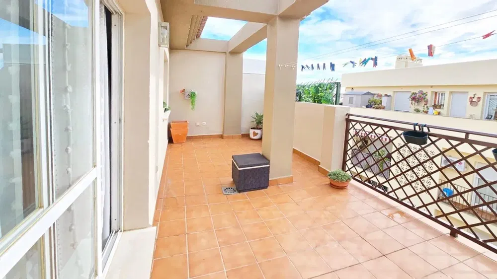 Sala de estar; chão de madeira, luz natural, estilo moderno