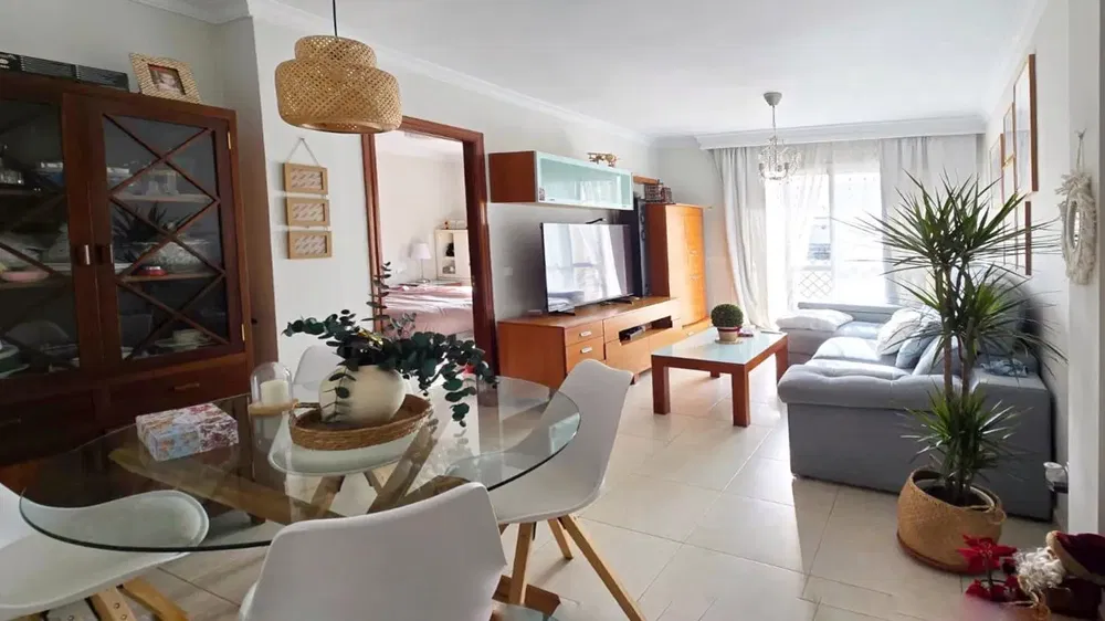 Cozinha; eletrodomésticos, chão de madeira, luz natural, estilo moderno