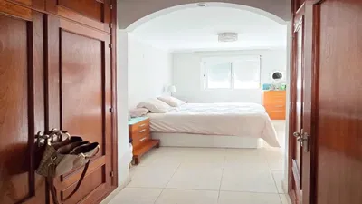 Cozinha; eletrodomésticos, chão de madeira, luz natural, estilo moderno