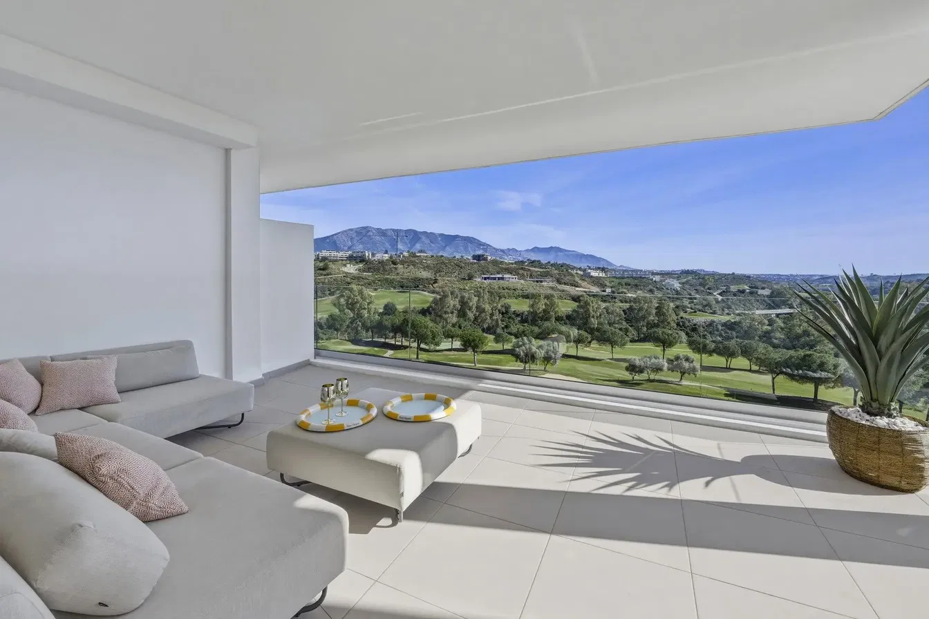 Cozinha; eletrodomésticos, chão de madeira, luz natural, estilo moderno