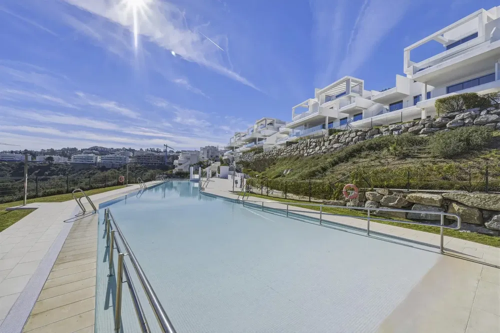 Cozinha; eletrodomésticos, chão de madeira, luz natural, estilo moderno