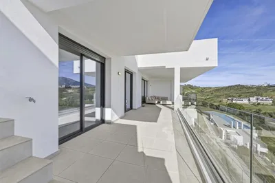 Cozinha; eletrodomésticos, chão de madeira, luz natural, estilo moderno