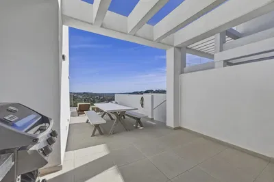 Cozinha; eletrodomésticos, chão de madeira, luz natural, estilo moderno