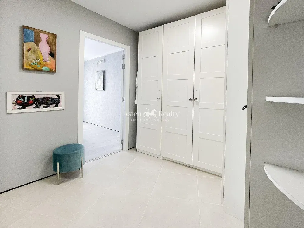 Mutfak; mutfak aletleri, ahşap zemin, doğal ışık, modern stil