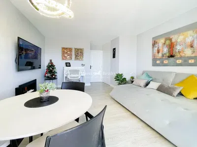 Mutfak; mutfak aletleri, ahşap zemin, doğal ışık, modern stil