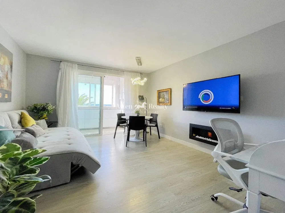 Mutfak; mutfak aletleri, ahşap zemin, doğal ışık, modern stil