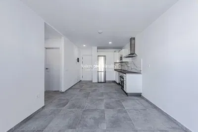 Mutfak; mutfak aletleri, ahşap zemin, doğal ışık, modern stil