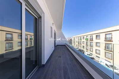 Mutfak; mutfak aletleri, ahşap zemin, doğal ışık, modern stil