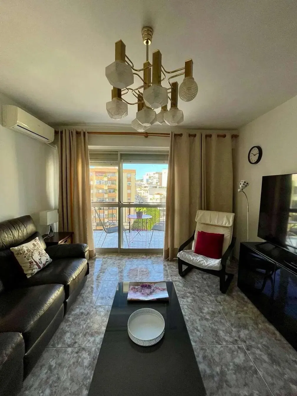 Mutfak; mutfak aletleri, ahşap zemin, doğal ışık, modern stil