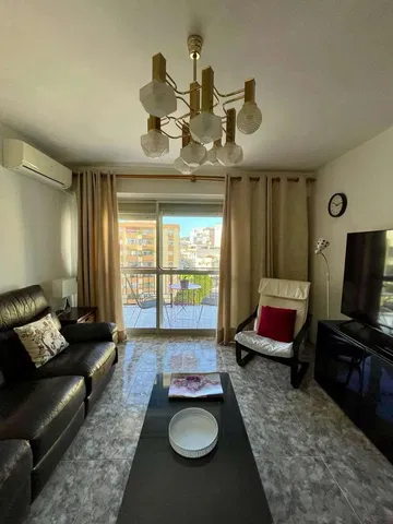 Mutfak; mutfak aletleri, ahşap zemin, doğal ışık, modern stil