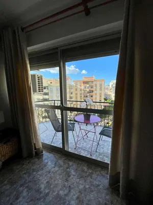 Mutfak; mutfak aletleri, ahşap zemin, doğal ışık, modern stil