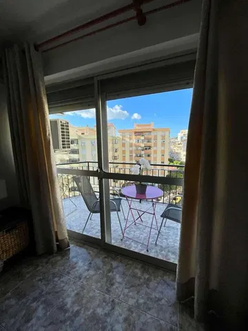 Mutfak; mutfak aletleri, ahşap zemin, doğal ışık, modern stil