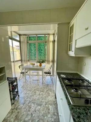 Oturma odası; ahşap zemin, doğal ışık, modern stil