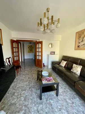 Mutfak; mutfak aletleri, ahşap zemin, doğal ışık, modern stil