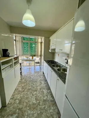 Mutfak; mutfak aletleri, ahşap zemin, doğal ışık, modern stil