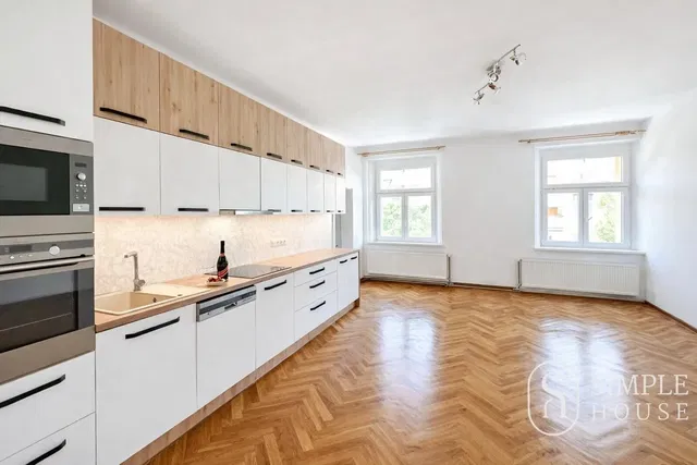 Obývací pokoj; dřevěná podlaha, přirozené světlo, moderní styl