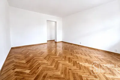 Wohnzimmer; holzboden, tageslicht, moderner stil
