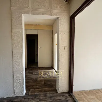 Кухня; кухненски уреди, дървен под, естествена светлина, модерен стил