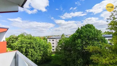 Obývací pokoj; dřevěná podlaha, přirozené světlo, moderní styl, vysoké stropy