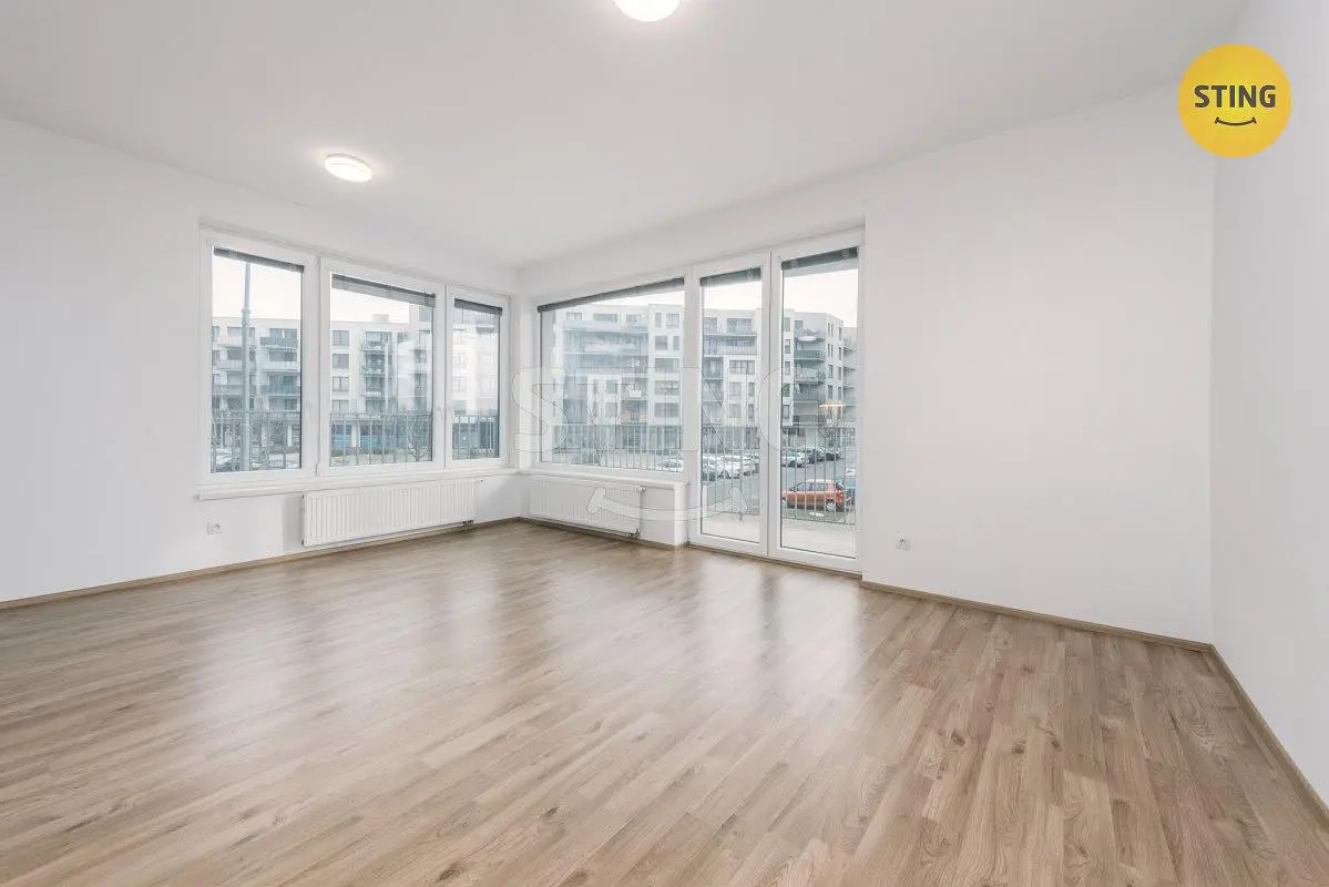 Kuchnia; sprzęt kuchenny, podłoga drewniana, światło dzienne, styl nowoczesny