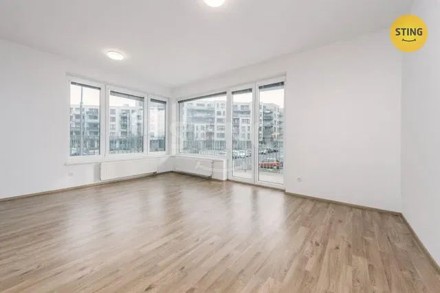 Kuchnia; sprzęt kuchenny, podłoga drewniana, światło dzienne, styl nowoczesny