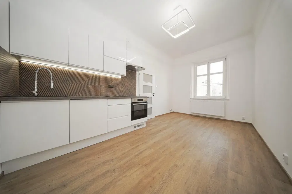 Obývací pokoj; dřevěná podlaha, přirozené světlo, moderní styl