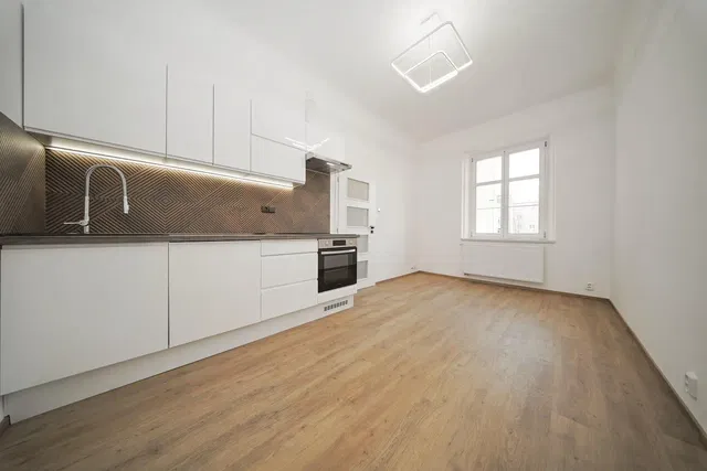 Obývací pokoj; dřevěná podlaha, přirozené světlo, moderní styl