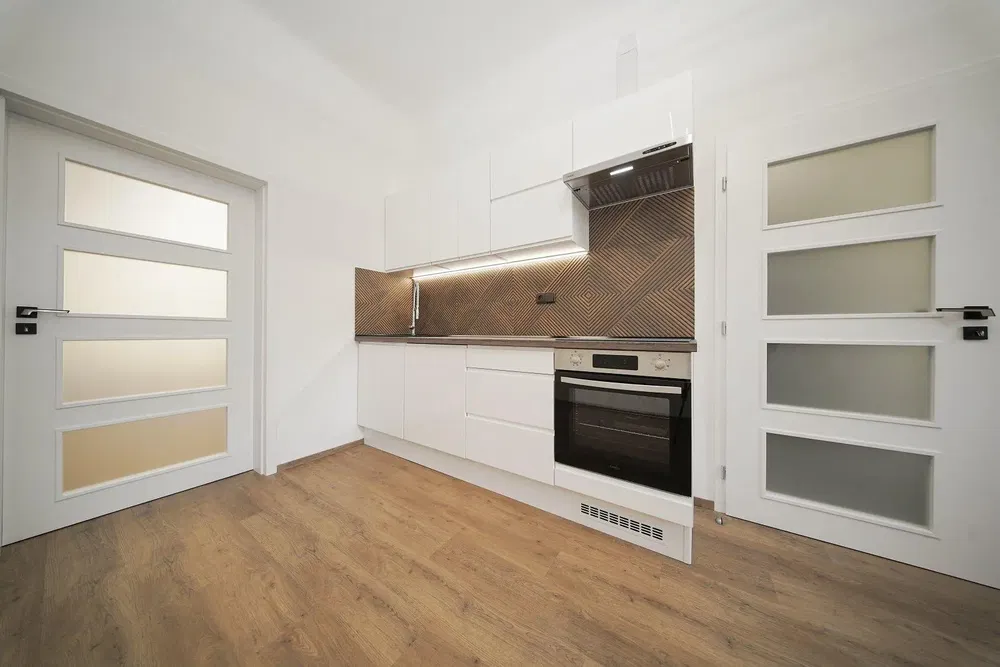 Obývací pokoj; dřevěná podlaha, přirozené světlo, moderní styl