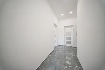 Kuchyně; kuchyňské spotřebiče, dlažba, přirozené světlo, moderní styl