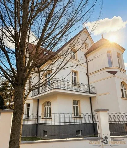 Kuchyně; kuchyňské spotřebiče, dřevěná podlaha, přirozené světlo, moderní styl