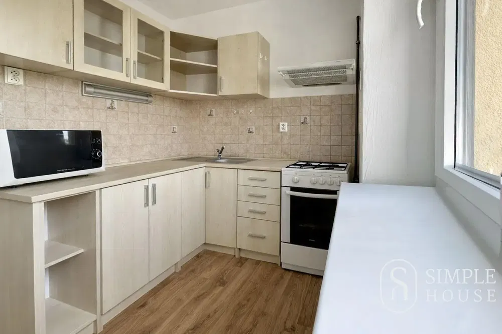 Obývací pokoj; dřevěná podlaha, přirozené světlo, moderní styl