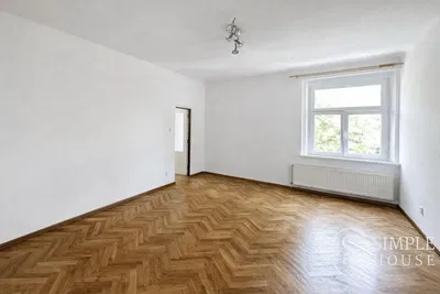 Obývací pokoj; dřevěná podlaha, přirozené světlo, moderní styl