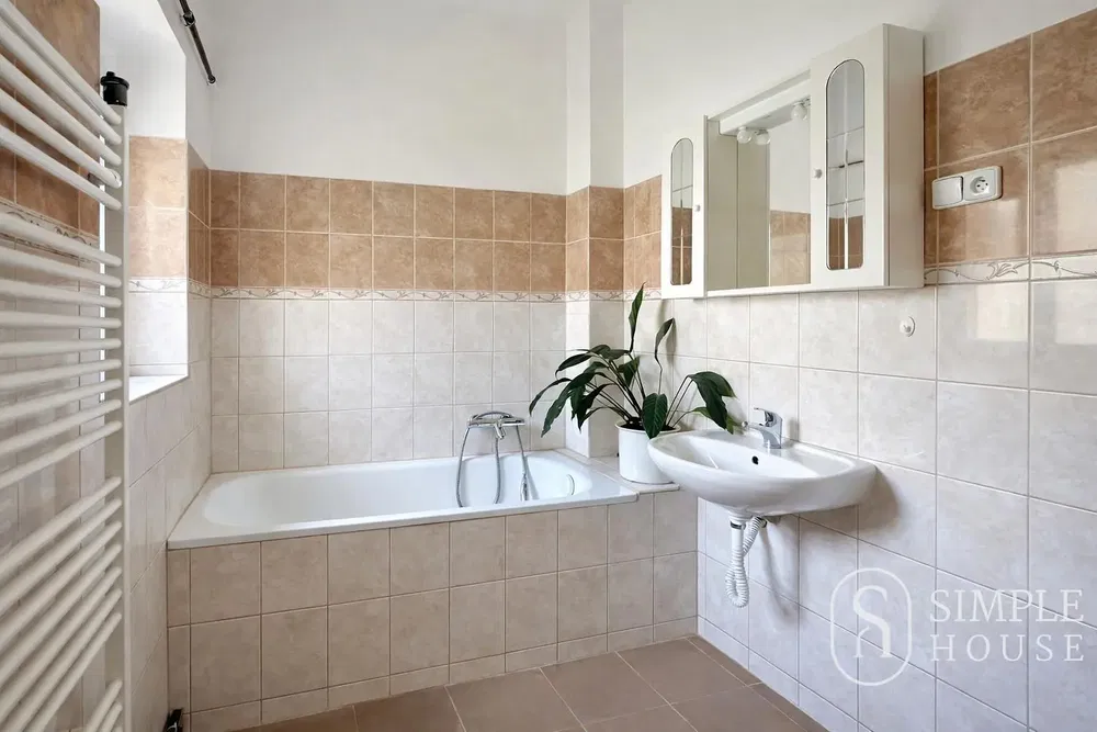 Obývací pokoj; dřevěná podlaha, přirozené světlo, moderní styl