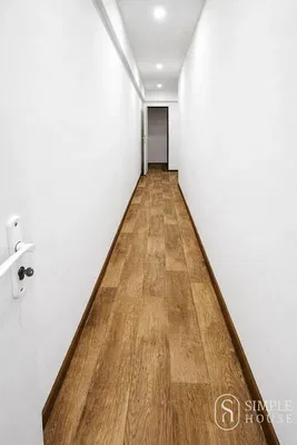 Obývací pokoj; dřevěná podlaha, přirozené světlo, moderní styl, vysoké stropy