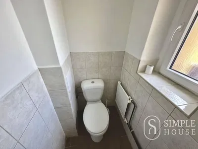 Kuchyně; kuchyňské spotřebiče, dřevěná podlaha, přirozené světlo, moderní styl