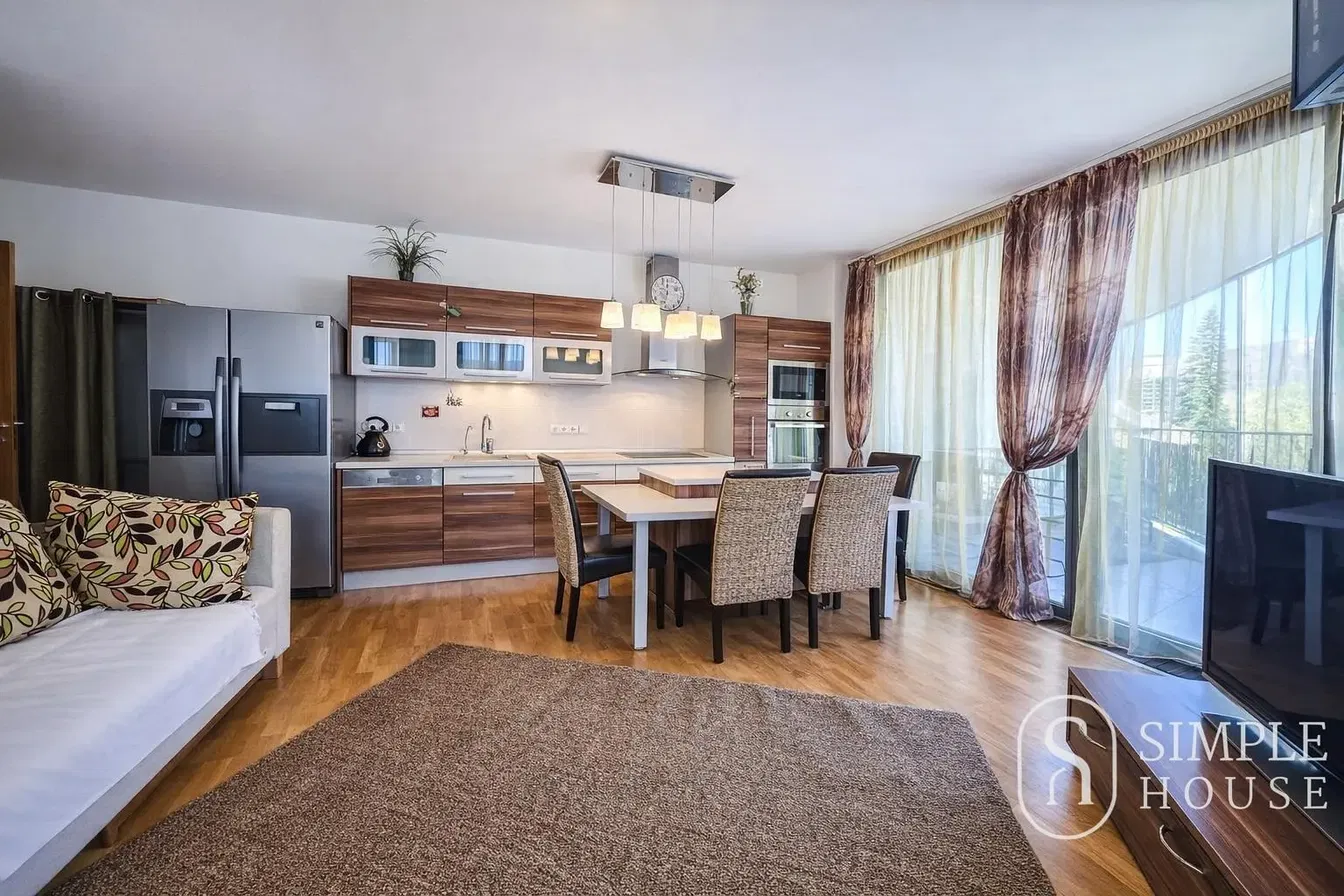 Mutfak; mutfak aletleri, ahşap zemin, doğal ışık, modern stil