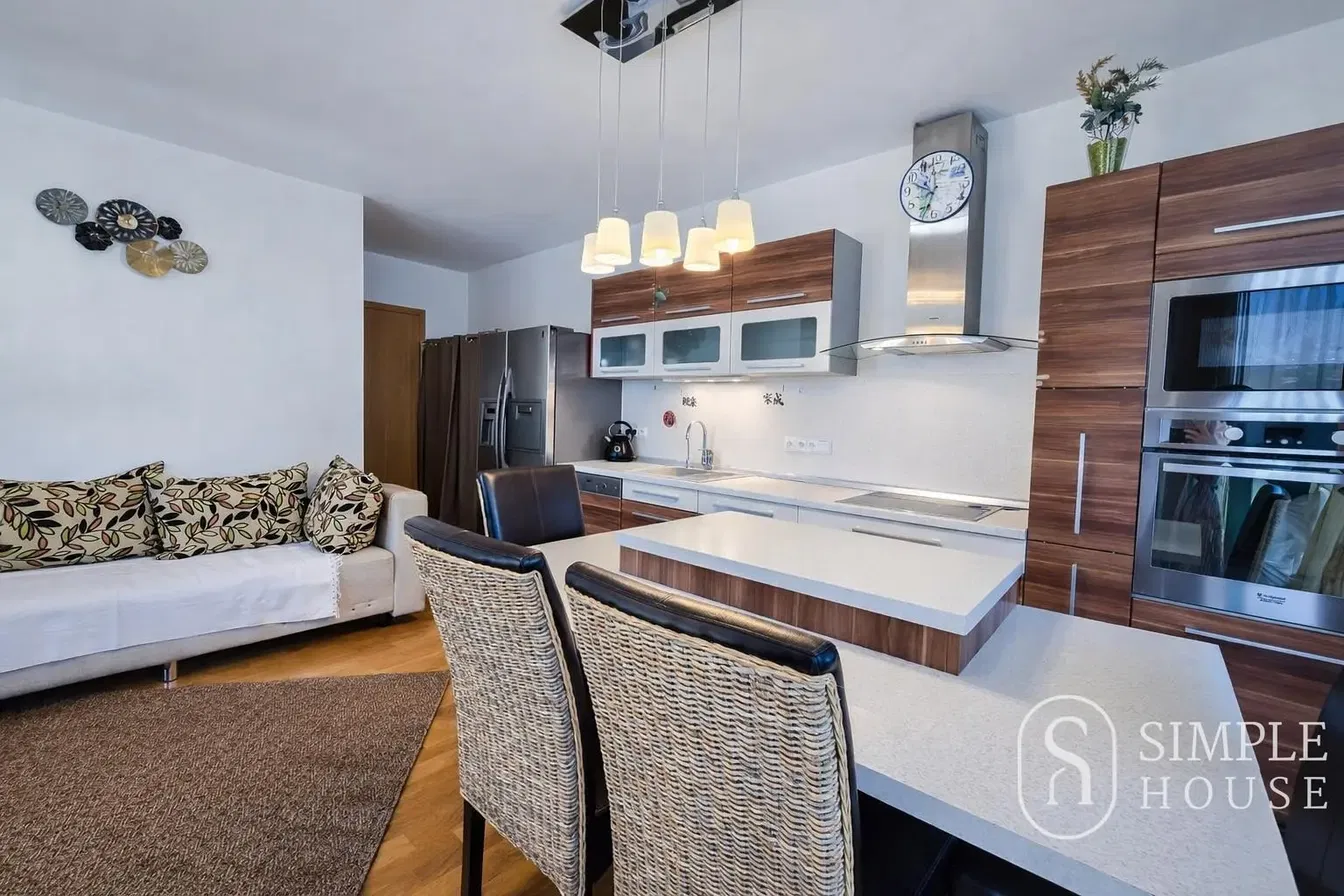 Mutfak; mutfak aletleri, ahşap zemin, doğal ışık, modern stil