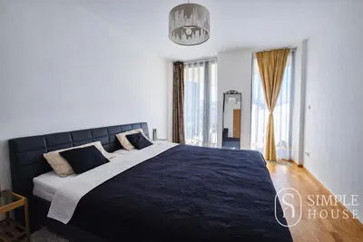 Oturma odası; ahşap zemin, doğal ışık, modern stil