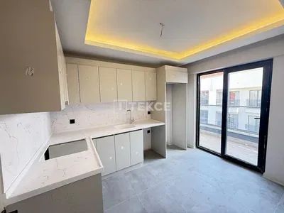 Κουζίνα; συσκευές κουζίνας, ξύλινο πάτωμα, φυσικό φως, μοντέρνο στυλ