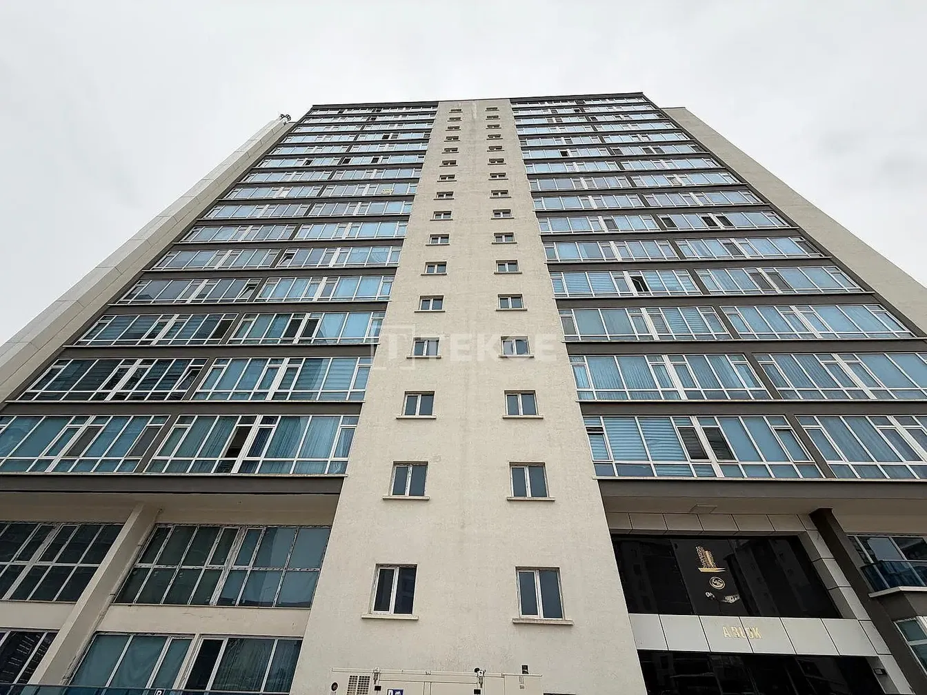 Κουζίνα; συσκευές κουζίνας, ξύλινο πάτωμα, φυσικό φως, μοντέρνο στυλ