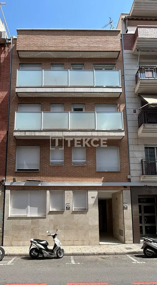 Mutfak; mutfak aletleri, ahşap zemin, doğal ışık, modern stil