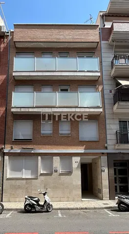 Mutfak; mutfak aletleri, ahşap zemin, doğal ışık, modern stil