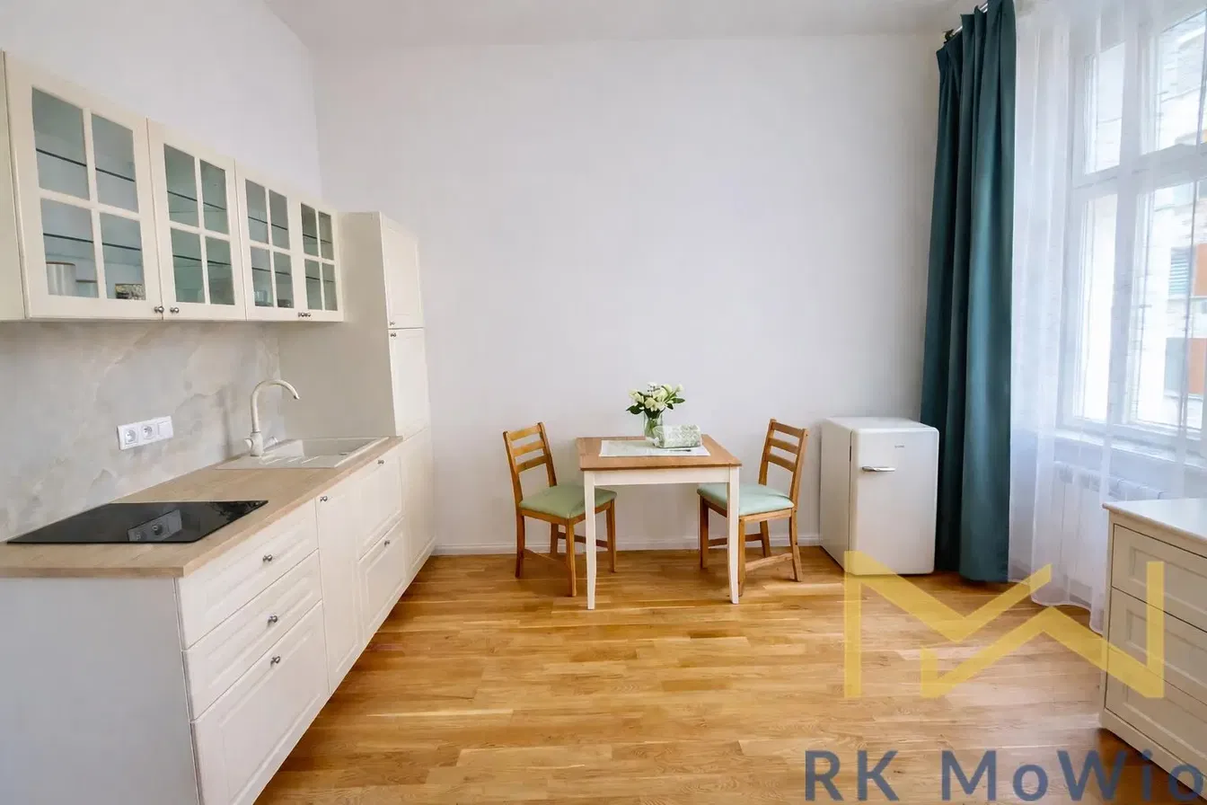 Хол; дървен под, естествена светлина, модерен стил