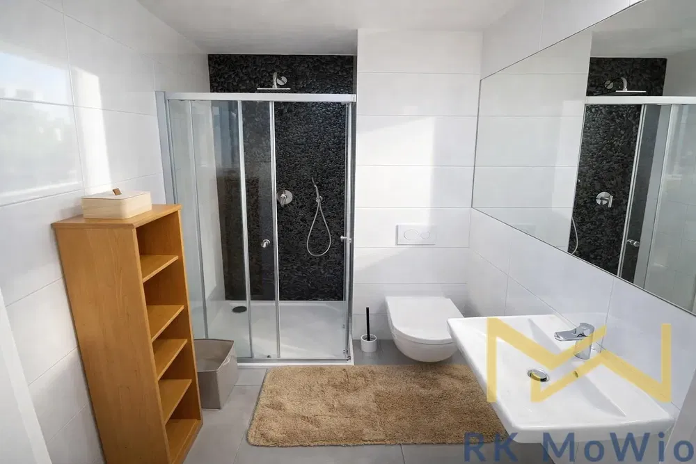 Хол; дървен под, естествена светлина, модерен стил