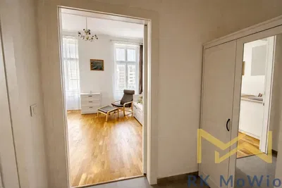 Кухня; кухненски уреди, дървен под, естествена светлина, модерен стил