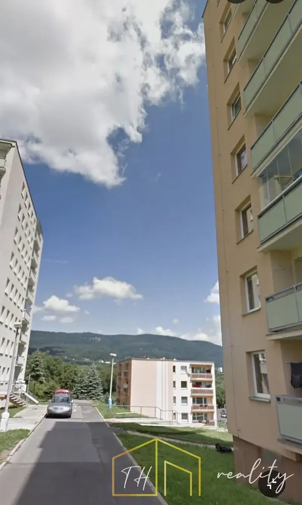 Хол; дървен под, естествена светлина, модерен стил, високи тавани